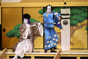 『御名残五月大歌舞伎』源平布引滝「義賢最期」片岡愛之助“戸板倒し”や仁王立ちからの“仏倒れ”6