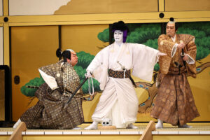 『御名残五月大歌舞伎』源平布引滝「義賢最期」片岡愛之助“戸板倒し”や仁王立ちからの“仏倒れ”7