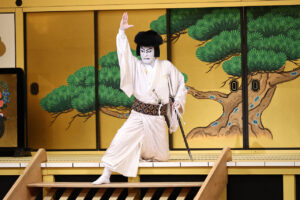 『御名残五月大歌舞伎』源平布引滝「義賢最期」片岡愛之助“戸板倒し”や仁王立ちからの“仏倒れ”9