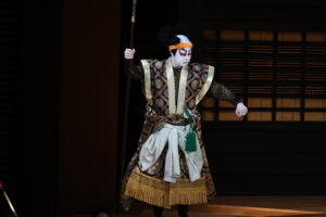 『御名残五月大歌舞伎』源平布引滝「義賢最期」片岡愛之助“戸板倒し”や仁王立ちからの“仏倒れ”11