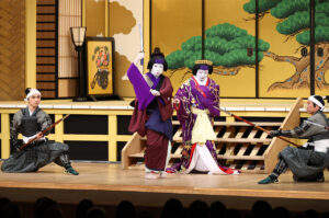『御名残五月大歌舞伎』源平布引滝「義賢最期」片岡愛之助“戸板倒し”や仁王立ちからの“仏倒れ”15