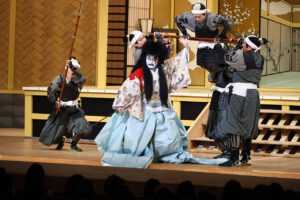 『御名残五月大歌舞伎』源平布引滝「義賢最期」片岡愛之助“戸板倒し”や仁王立ちからの“仏倒れ”17