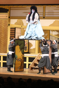 『御名残五月大歌舞伎』源平布引滝「義賢最期」片岡愛之助“戸板倒し”や仁王立ちからの“仏倒れ”19