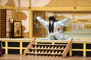 『御名残五月大歌舞伎』源平布引滝「義賢最期」片岡愛之助“戸板倒し”や仁王立ちからの“仏倒れ”25