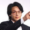 中村倫也“ムロツヨシ”出題前に正解で場内騒然！「No more 映画泥棒」ポーズから真摯さまで変幻自在