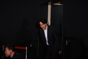 中村倫也“ムロツヨシ”出題前に正解で場内騒然！「No more 映画泥棒」ポーズから真摯さまで変幻自在24