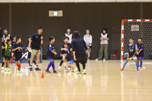 JI BLUE 子どもらから「本気でやってるのか分からない」に火がつく！『4v4』サプライズ登場で本田圭佑とサッカー教室7