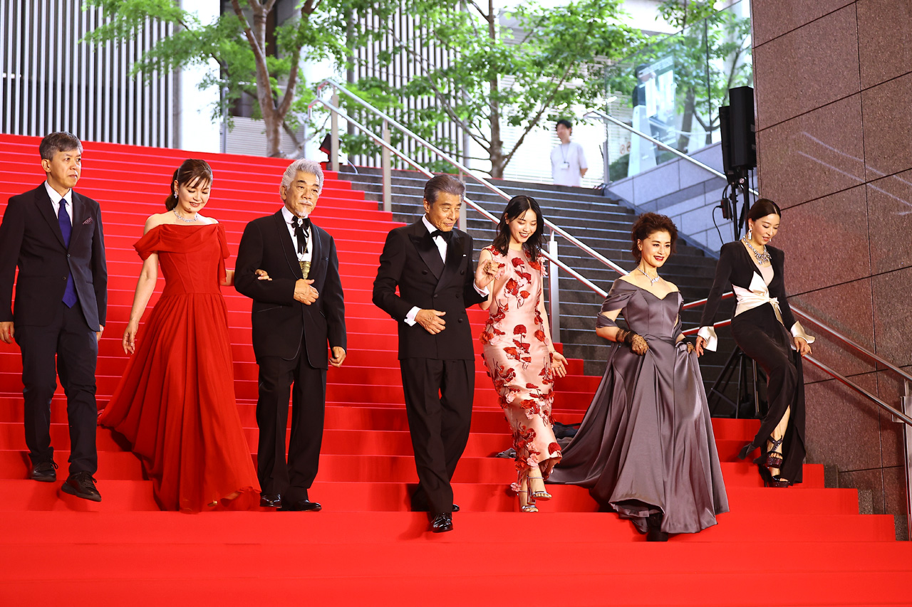 舘ひろし主演『免許返納!?』大階段レッドカーペット!西野七瀬、大地真央、真矢ミキら豪華勢揃い5