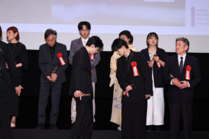 吉沢亮&横浜流星と気が合う“シンクロ”会釈?「第35回日本映画批評家大賞」念入り確認1