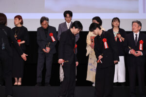 吉沢亮&横浜流星と気が合う“シンクロ”会釈?「第35回日本映画批評家大賞」念入り確認2