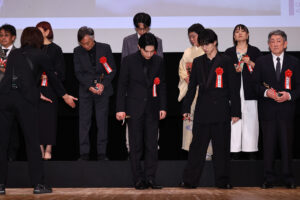 吉沢亮&横浜流星と気が合う“シンクロ”会釈?「第35回日本映画批評家大賞」念入り確認3