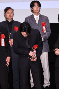 吉沢亮&横浜流星と気が合う“シンクロ”会釈?「第35回日本映画批評家大賞」念入り確認4