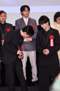 吉沢亮&横浜流星と気が合う“シンクロ”会釈?「第35回日本映画批評家大賞」念入り確認5