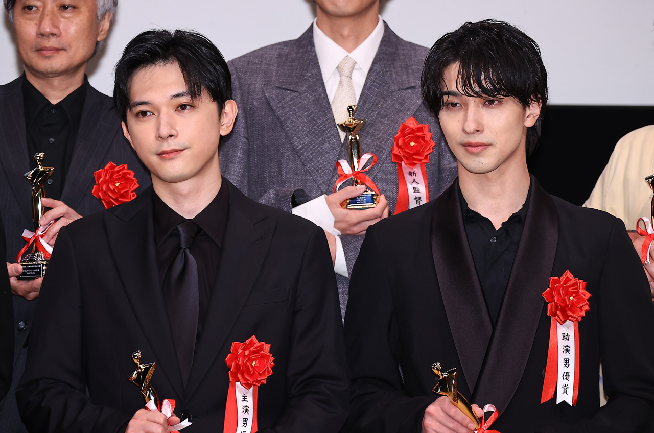 吉沢亮&横浜流星と気が合う“シンクロ”会釈?「第35回日本映画批評家大賞」念入り確認6
