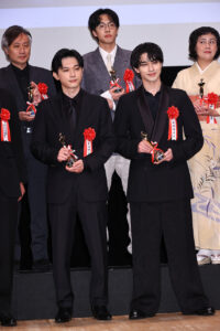 吉沢亮&横浜流星と気が合う“シンクロ”会釈?「第35回日本映画批評家大賞」念入り確認7