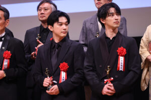 吉沢亮&横浜流星と気が合う“シンクロ”会釈?「第35回日本映画批評家大賞」念入り確認9