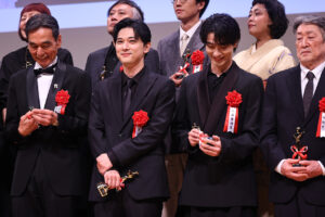 吉沢亮&横浜流星と気が合う“シンクロ”会釈?「第35回日本映画批評家大賞」念入り確認10