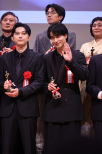 吉沢亮&横浜流星と気が合う“シンクロ”会釈?「第35回日本映画批評家大賞」念入り確認11