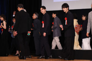 吉沢亮&横浜流星と気が合う“シンクロ”会釈?「第35回日本映画批評家大賞」念入り確認12