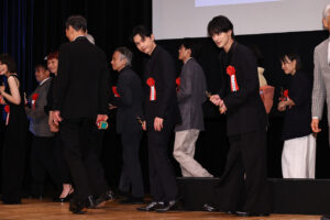 吉沢亮&横浜流星と気が合う“シンクロ”会釈?「第35回日本映画批評家大賞」念入り確認13