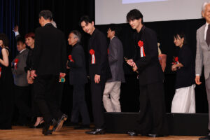 吉沢亮&横浜流星と気が合う“シンクロ”会釈?「第35回日本映画批評家大賞」念入り確認14