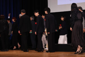 吉沢亮&横浜流星と気が合う“シンクロ”会釈?「第35回日本映画批評家大賞」念入り確認15