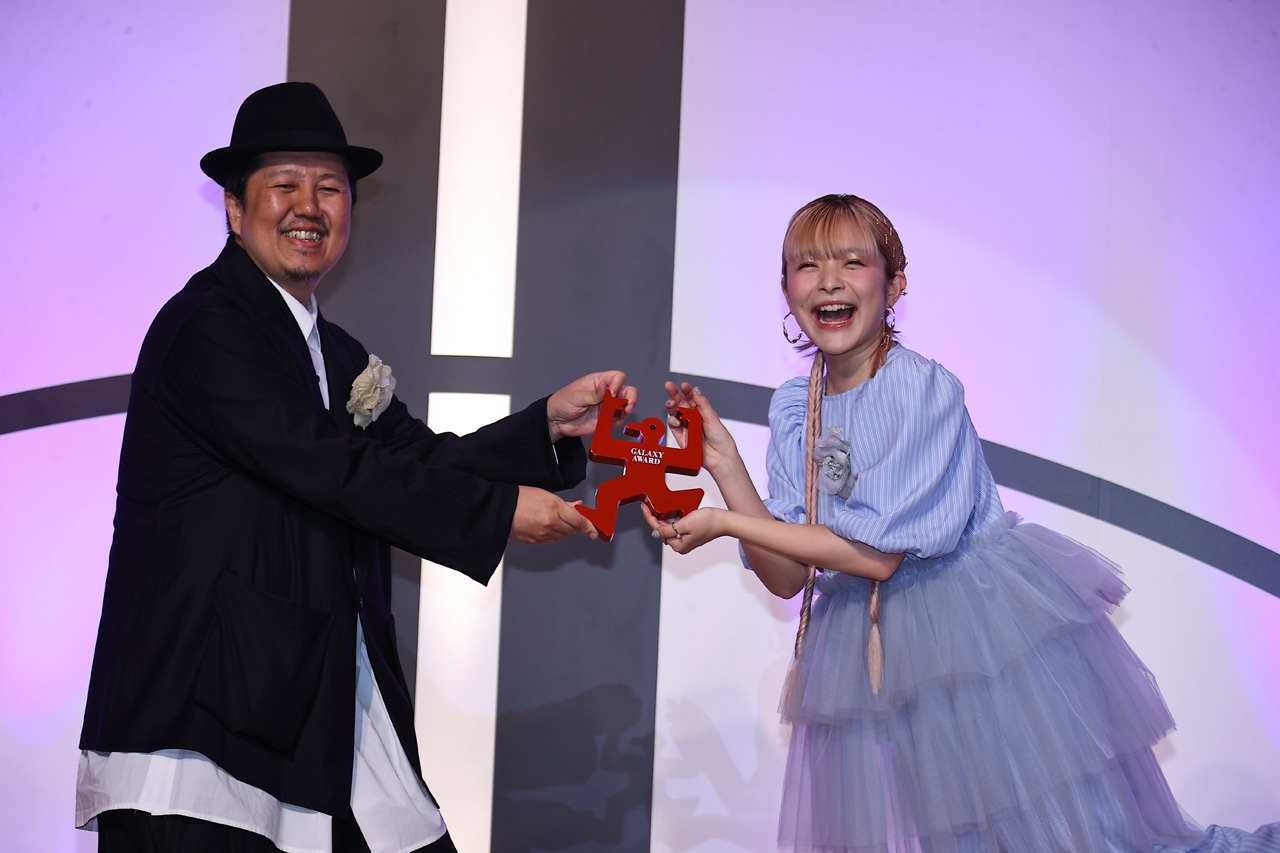 アンジェリーナ1/3「第63回ギャラクシー賞」壇上でNGSコール!神田伯山サプライズVTRにビックリ4