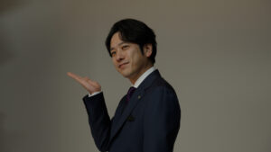 二宮和也 病院で目を覚ましなぜか“に野村和也”に！けだるさからスーツで自信溢れる姿まで31