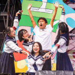 新しい学校のリーダーズ『ごぶごぶフェスティバル2026』DAY1でパフォーマンス！浜田CEOからプレゼント