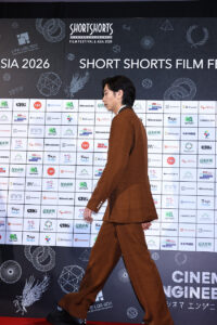 庄司浩平『彼方の声』でSSFF & ASIAレッドカーペットに!カメラにお茶目なピース2