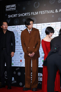 庄司浩平『彼方の声』でSSFF & ASIAレッドカーペットに!カメラにお茶目なピース3