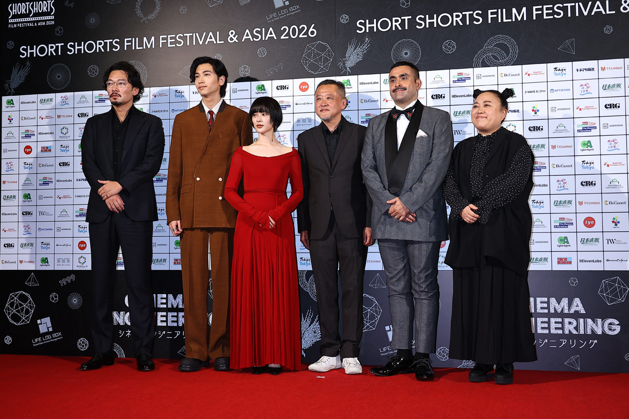 庄司浩平『彼方の声』でSSFF & ASIAレッドカーペットに!カメラにお茶目なピース6