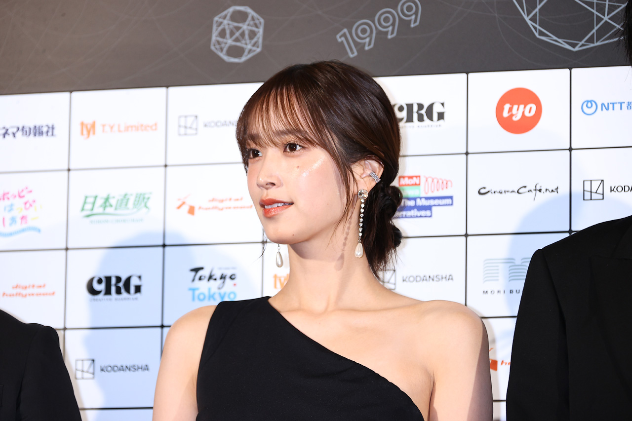 佐々木久美SSFF & ASIAレッドカーペットに黒のワンショルダードレスで来場1