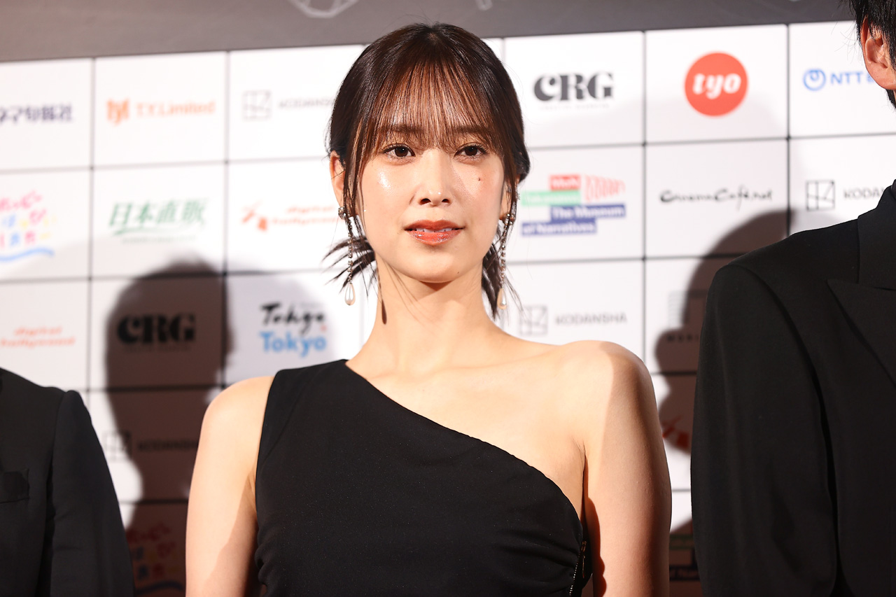佐々木久美SSFF & ASIAレッドカーペットに黒のワンショルダードレスで来場2