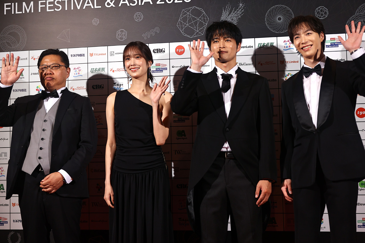 佐々木久美SSFF & ASIAレッドカーペットに黒のワンショルダードレスで来場3