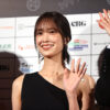 佐々木久美SSFF & ASIAレッドカーペットに黒のワンショルダードレスで来場