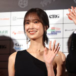 佐々木久美SSFF & ASIAレッドカーペットに黒のワンショルダードレスで来場