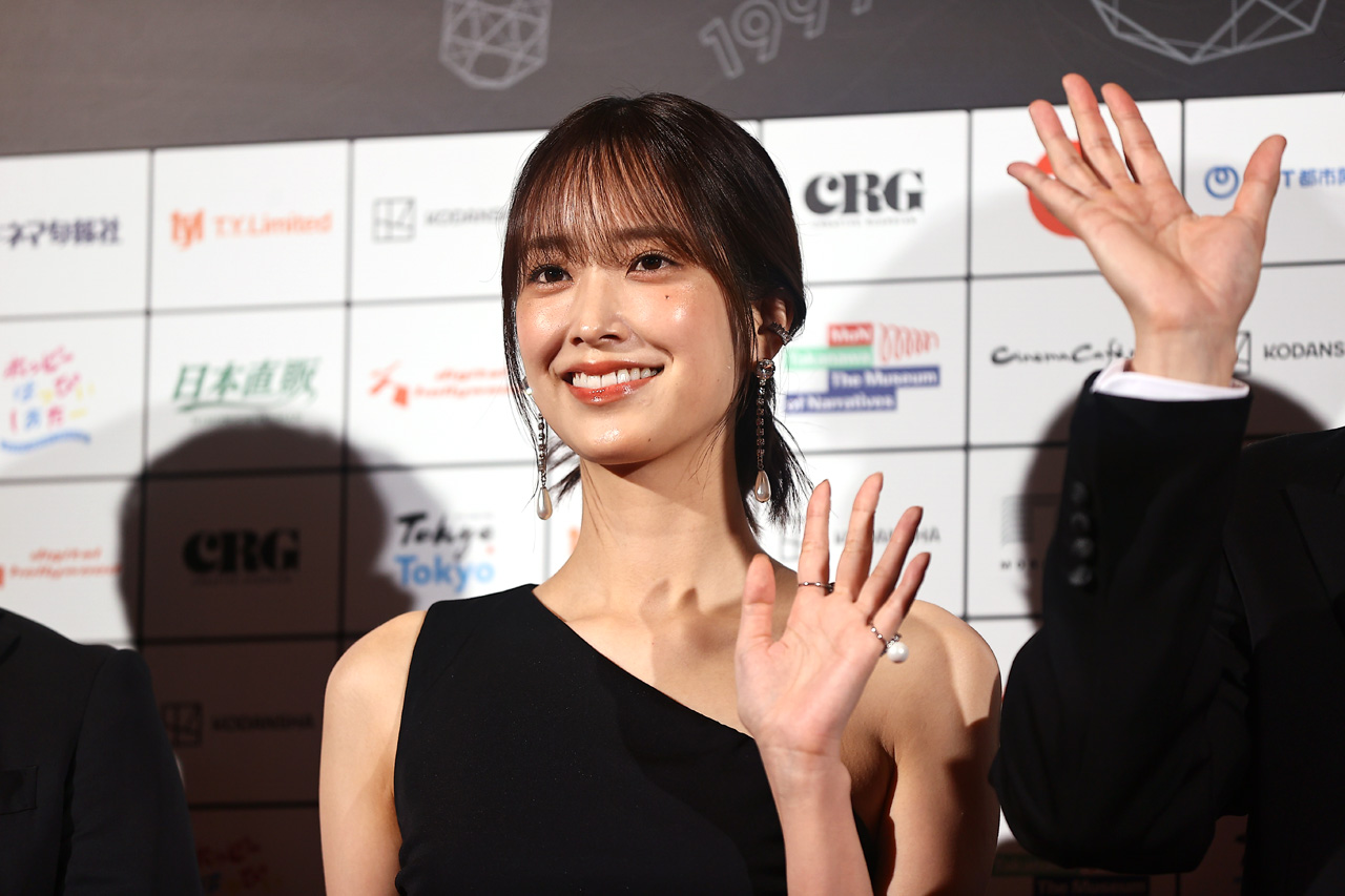 佐々木久美SSFF & ASIAレッドカーペットに黒のワンショルダードレスで来場4