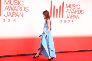 アイナ・ジ・エンド「MUSIC AWARDS JAPAN 2026」レッドカーペットに青色ドレスで登場11