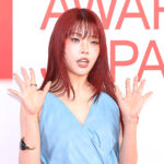 アイナ・ジ・エンド「MUSIC AWARDS JAPAN 2026」レッドカーペットに青色ドレスで登場