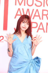アイナ・ジ・エンド「MUSIC AWARDS JAPAN 2026」レッドカーペットに青色ドレスで登場14