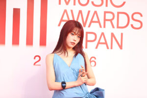 アイナ・ジ・エンド「MUSIC AWARDS JAPAN 2026」レッドカーペットに青色ドレスで登場12
