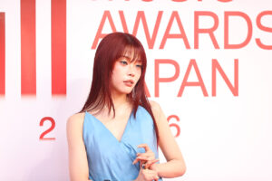 アイナ・ジ・エンド「MUSIC AWARDS JAPAN 2026」レッドカーペットに青色ドレスで登場15