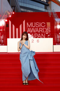 アイナ・ジ・エンド「MUSIC AWARDS JAPAN 2026」レッドカーペットに青色ドレスで登場1