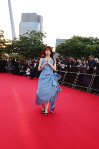 アイナ・ジ・エンド「MUSIC AWARDS JAPAN 2026」レッドカーペットに青色ドレスで登場2