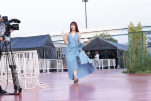 アイナ・ジ・エンド「MUSIC AWARDS JAPAN 2026」レッドカーペットに青色ドレスで登場5