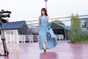アイナ・ジ・エンド「MUSIC AWARDS JAPAN 2026」レッドカーペットに青色ドレスで登場6