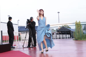 アイナ・ジ・エンド「MUSIC AWARDS JAPAN 2026」レッドカーペットに青色ドレスで登場7