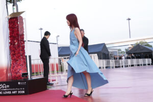 アイナ・ジ・エンド「MUSIC AWARDS JAPAN 2026」レッドカーペットに青色ドレスで登場8