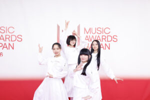 新しい学校のリーダーズ「MUSIC AWARDS JAPAN 2026」レッドカーペットに9